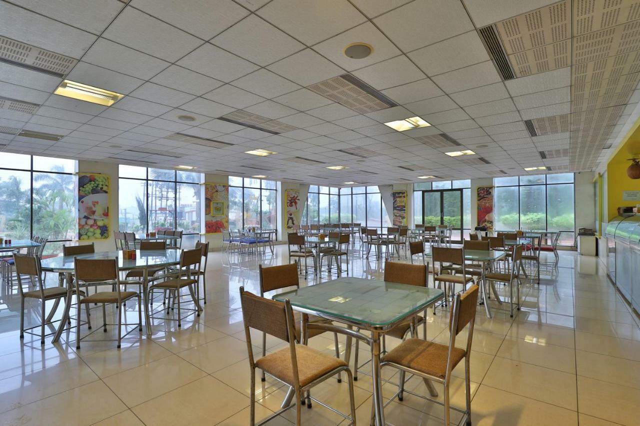 Capital O 47284 Atithi Resort Bharuch Esterno foto