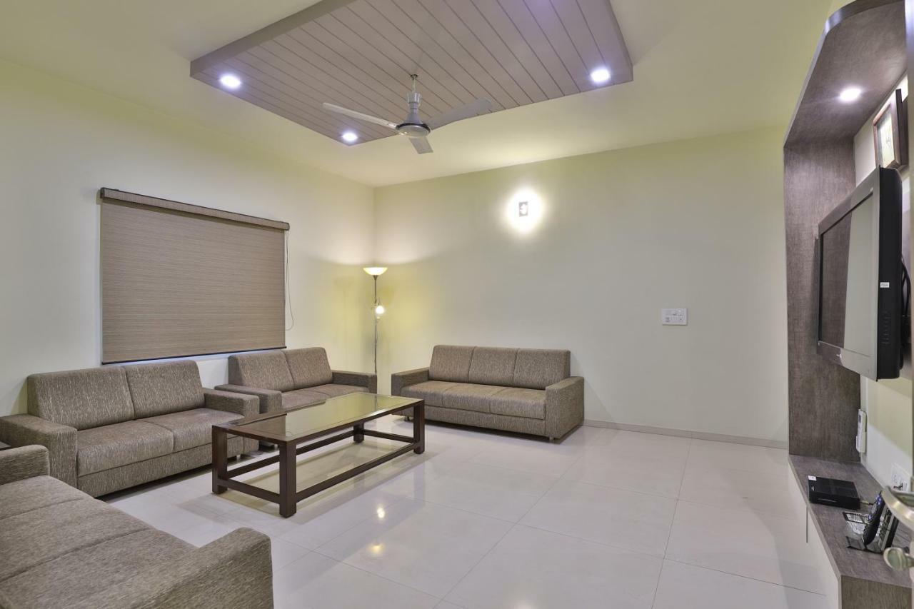 Capital O 47284 Atithi Resort Bharuch Esterno foto